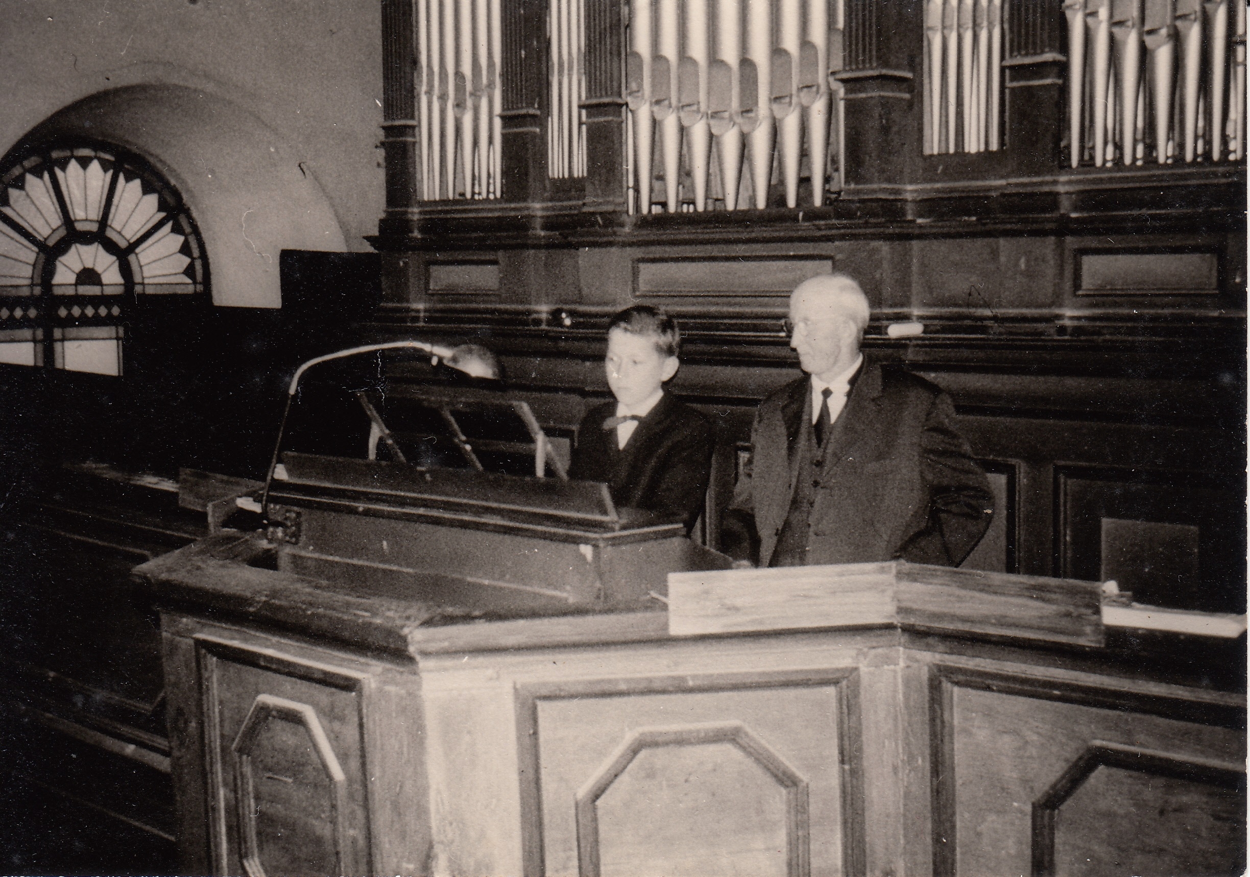 Johann Schemm mit einem Schüler an der Orgel.